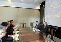 Professor Fok Tai-fai (first from right) meets with delegates from Fudan University
